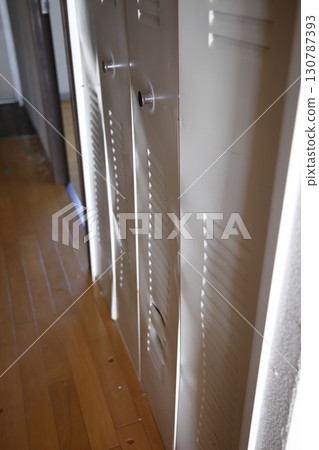 一扇被故意損壞的門 130787393