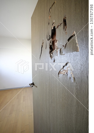 配件上故意鑽孔 130787398