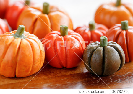 色彩繽紛的南瓜裝飾 色彩繽紛的南瓜裝飾 130787703