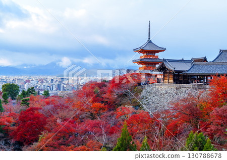 秋季葉子和Kiyomizudera三重塔 130788678