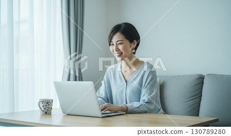 一個女人在客廳裡做遠程辦公 一個女人在客廳裡做遠程辦公 130789280