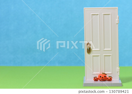 放置在前門前的幽靈南瓜（萬聖節） 130789421