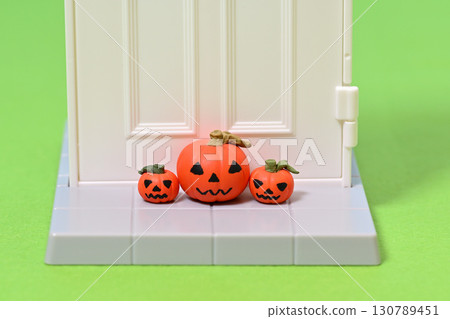 A ghostly pumpkin placed in front of the front door (Halloween) 130789451