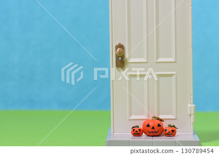 A ghostly pumpkin placed in front of the front door (Halloween) 130789454