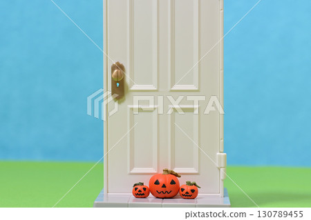 A ghostly pumpkin placed in front of the front door (Halloween) 130789455