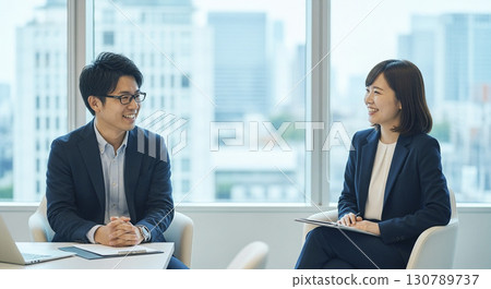 微笑的商人在辦公室開會 130789737