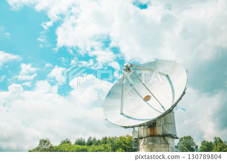 巨大的拋物面天線與天空 130789804