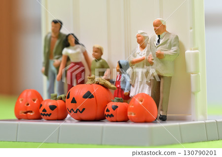 A commemorative photo of the family and a haunted pumpkin in front of the entrance - Halloween A commemorative photo of the family and a haunted pumpkin in front of the entrance - Halloween 130790201