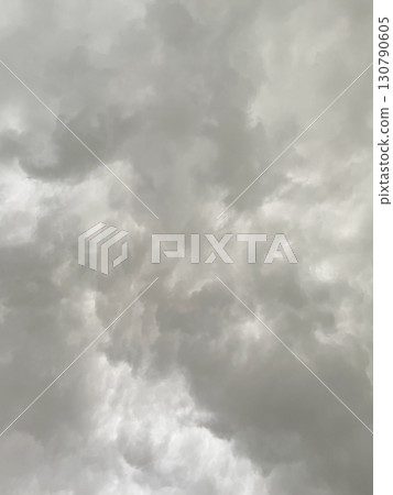 垂直背景影像 1:深白灰色多雲天空,覆蓋著雨雲 垂直背景影像 1:深白灰色多雲天空,覆蓋著雨雲 130790605