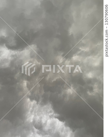 垂直背景影像 1：灰色多雲的天空覆蓋著雨雲 130790606