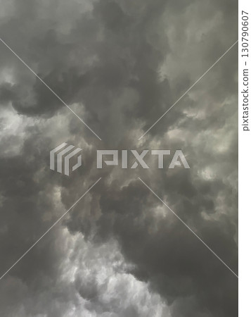 垂直背景影像 1:深灰色多雲天空,覆蓋著雨雲 垂直背景影像 1:深灰色多雲天空,覆蓋著雨雲 130790607