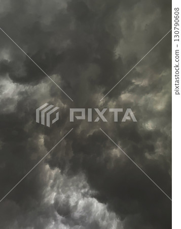 垂直背景圖像 1：炭色多雲的天空，佈滿雨雲 130790608
