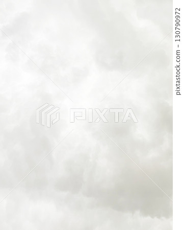垂直背景影像 2：淡淡的灰白色多雲天空，覆蓋著雨雲 130790972