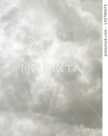 垂直背景影像 2:灰白色多雲的天空覆蓋著雨雲 垂直背景影像 2:灰白色多雲的天空覆蓋著雨雲 130790974