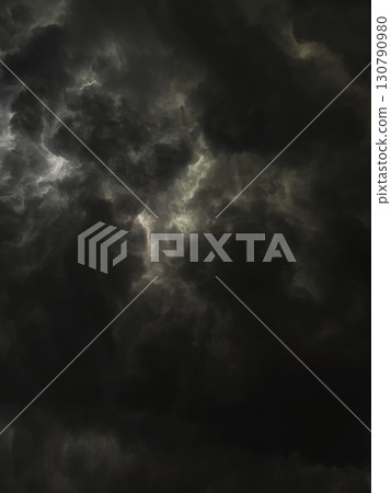 垂直背景影像 2:黑灰色多雲天空覆蓋著雨雲 垂直背景影像 2:黑灰色多雲天空覆蓋著雨雲 130790980
