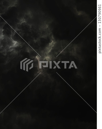 垂直背景影像 2：深黑灰色多雲天空，覆蓋著雨雲 130790981