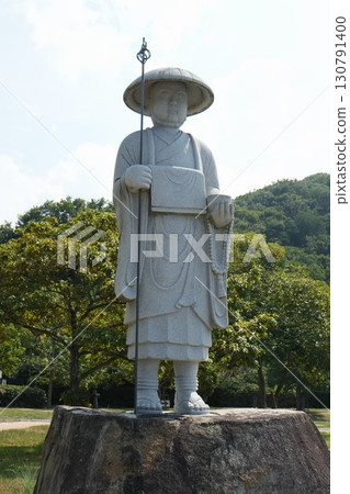 站在路邊車站的朝聖者 130791400