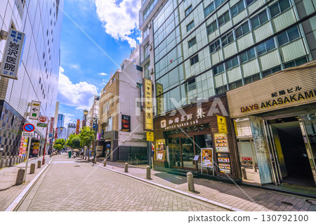 日本東京城市景觀：被親切地稱為「赤坂濱海大道」的區域道路和購物街的景色 130792100