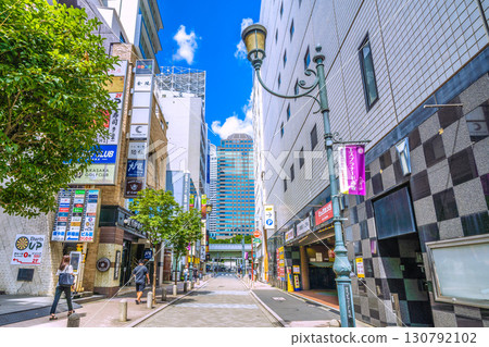 日本東京城市景觀:被親切地稱為「赤坂濱海大道」的區域道路和購物街的景色 日本東京城市景觀:被親切地稱為「赤坂濱海大道」的區域道路和購物街的景色 130792102