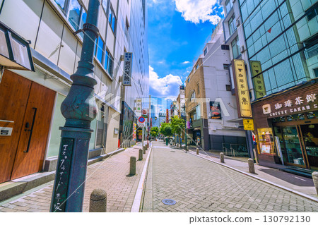 日本東京城市景觀：被親切地稱為「赤坂濱海大道」的區域道路和購物街的景色 130792130