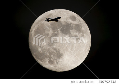 A plane crossing the moon A plane crossing the moon Boeing 747 Tsukidon 130792138