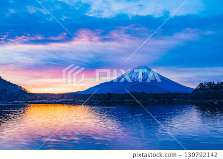 [山梨縣]從精進湖眺望日出天空和富士山 130792142