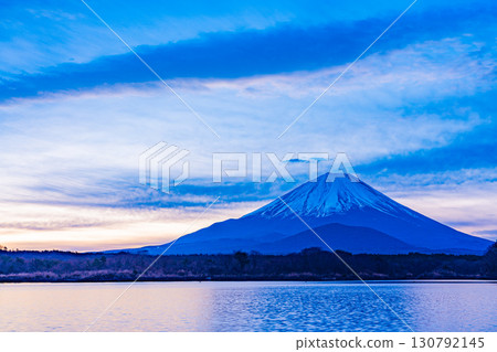 [Yamanashi Prefecture] View of the sunrise and Mount Fuji from Lake Shoji 130792145