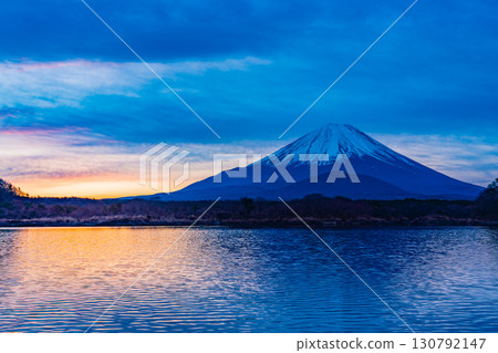 [山梨縣]從精進湖眺望日出天空和富士山 130792147