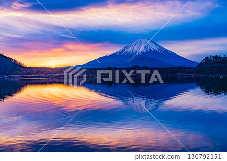 [Yamanashi Prefecture] View of the sunrise and Mount Fuji from Lake Shoji 130792151