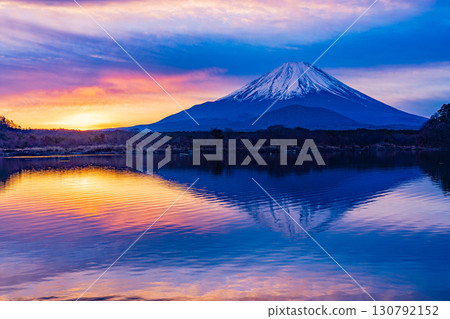 [Yamanashi Prefecture] View of the sunrise and Mount Fuji from Lake Shoji 130792152