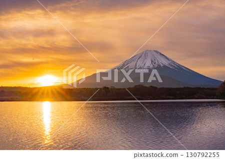 [Yamanashi Prefecture] A golden-hued sky and Mount Fuji at dawn in Japan 130792255