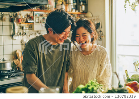 微笑的夫婦在廚房享受烹飪 微笑的夫婦在廚房享受烹飪 130792339