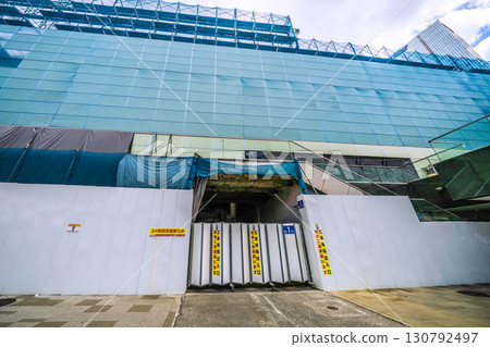 日本東京城市景觀，赤坂見附站前。東急不動產赤坂大廈拆除重建計劃，包括現有建築的拆除工作。 130792497