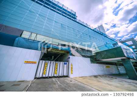 日本東京城市景觀,赤坂見附站前。東急不動產赤坂大廈拆除重建計劃,包括現有建築的拆除工作。 日本東京城市景觀,赤坂見附站前。東急不動產赤坂大廈拆除重建計劃,包括現有建築的拆除工作。 130792498