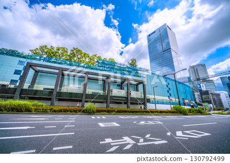 日本東京城市景觀，赤坂見附站前。東急不動產赤坂大廈拆除重建計劃，包括現有建築的拆除工作。 130792499