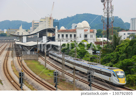 馬來西亞鐵路93列車從怡保站出發 馬來西亞鐵路93列車從怡保站出發 130792805