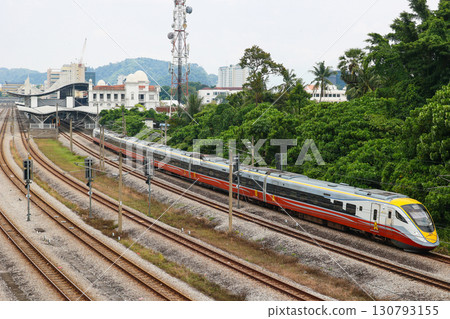 馬來西亞鐵路 ETS 93 級列車從怡保站出發 馬來西亞鐵路 ETS 93 級列車從怡保站出發 130793155