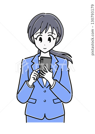 一位身穿西裝的辦公室女士正在操作智慧型手機（上半身，簡單） 130793179