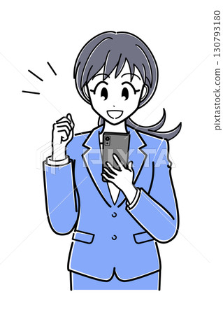身穿西裝、開心地握緊拳頭、看著智慧型手機的辦公室女士（上半身，簡單） 130793180
