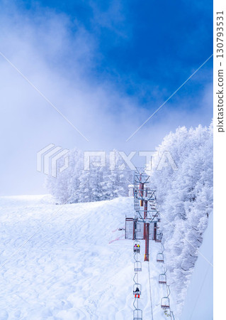 [Material of hoarfrost] A world of white and blue, hoarfrost and blue sky [Nagano Prefecture] 130793531