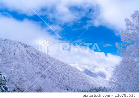 [白霜的材質]白與藍、白霜與藍天的世界[長野縣] 130793535