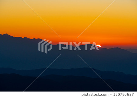 [Sunrise/Sunset Material] Ridgeline and sun seen from Mt. Iodake [Nagano Prefecture] 130793687
