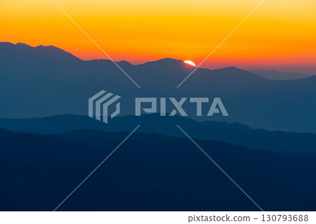 [Sunrise/Sunset Material] Ridgeline and sun seen from Mt. Iodake [Nagano Prefecture] 130793688