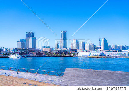 [城市景觀] 晴朗的冬日，從橫濱大棧橋碼頭眺望港未來 [神奈川縣] 130793725