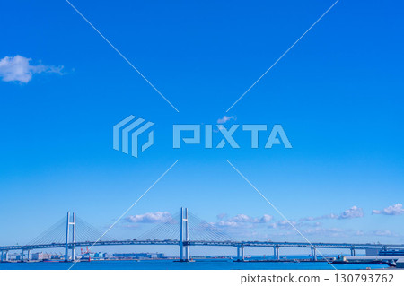 [海灣風景] 晴朗的冬日，從橫濱大棧橋碼頭眺望橫濱海灣大橋 [神奈川縣] 130793762