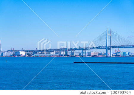 [海灣風景] 晴朗的冬日，從橫濱大棧橋碼頭眺望橫濱海灣大橋 [神奈川縣] 130793764