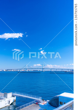 [海灣風景] 晴朗的冬日，從橫濱大棧橋碼頭眺望橫濱海灣大橋 [神奈川縣] 130793765