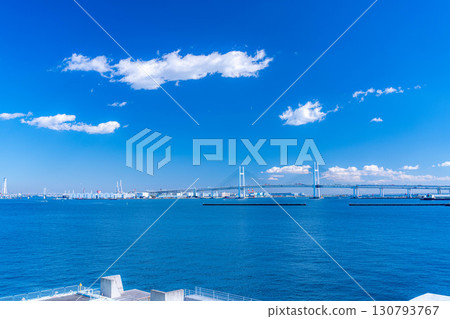 [海灣風景] 晴朗的冬日，從橫濱大棧橋碼頭眺望橫濱海灣大橋 [神奈川縣] 130793767