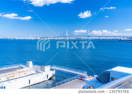 [海灣風景] 晴朗的冬日，從橫濱大棧橋碼頭眺望橫濱海灣大橋 [神奈川縣] 130793768