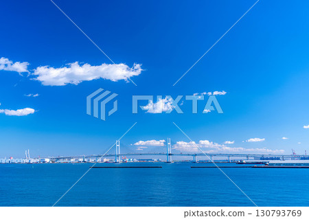 [海灣風景] 晴朗的冬日，從橫濱大棧橋碼頭眺望橫濱海灣大橋 [神奈川縣] 130793769